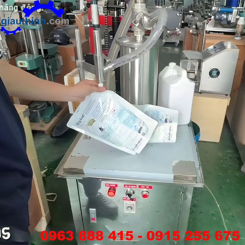 Máy chiết rót túi nước giặt